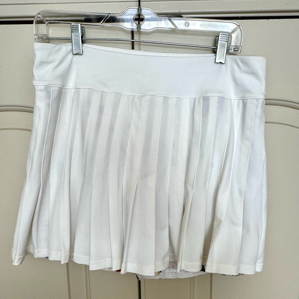 Tuckernuck TNuck Sport White and Fresh Buds Tennis Skirt | Size L